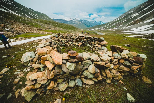 Krajina, hory, skála a stream v Ladaku, Indie — Stock fotografie