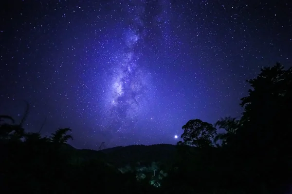 Weitfeld-Langzeitbelichtungsfoto der Milchstraße — Stockfoto
