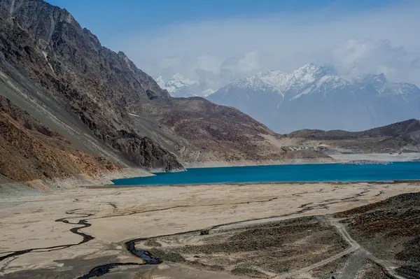 Jezioro w dolinie Skardu — Zdjęcie stockowe