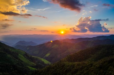 Sunrise bitti dağ yağmur ormanı ile