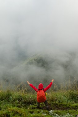 Adam dağ tepe üzerinde