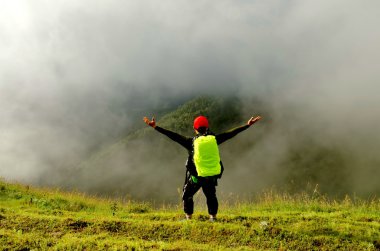 Adam dağ tepe üzerinde