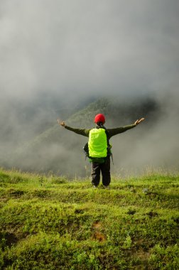 Adam dağ tepe üzerinde