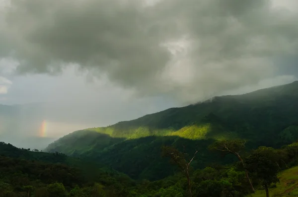 Coucher de soleil dans le paysage des montagnes — Photo