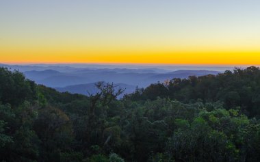 Dağlarda gün doğumu