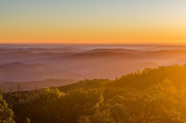 Dağlarda gün doğumu