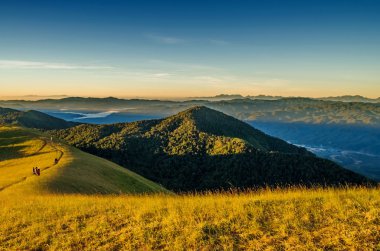 Dağlarda gün doğumu