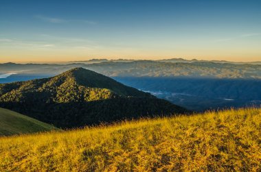 Dağlarda gün doğumu