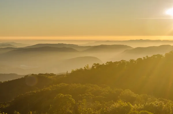 Matahari terbit di pemandangan pegunungan — Stok Foto