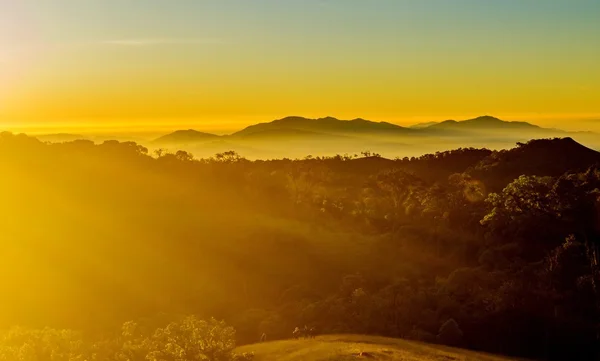 Răsărit de soare în peisajul munților — Fotografie, imagine de stoc