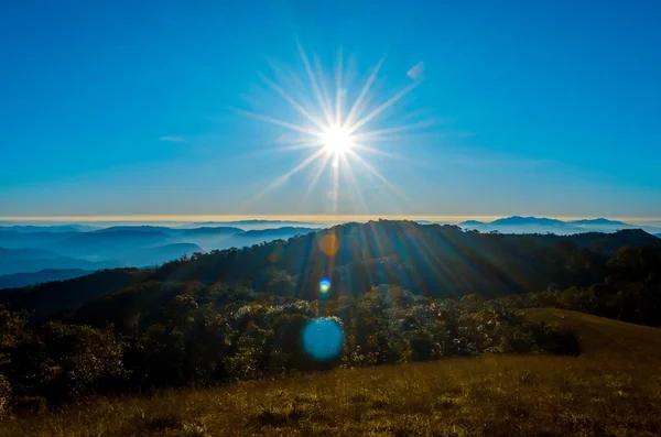 Salida del sol en el paisaje de las montañas — Foto de Stock