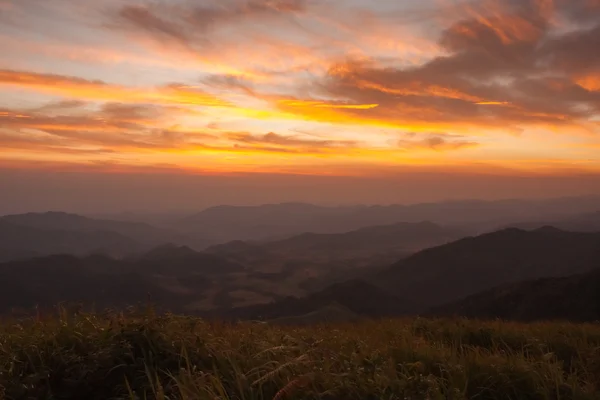 Paisagem com montanhas sob céu matutino com nuvens — Fotografia de Stock