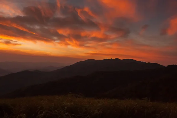 Paisagem com montanhas sob céu matutino com nuvens — Fotografia de Stock