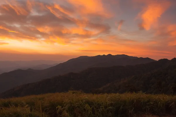 Paisagem com montanhas sob céu matutino com nuvens — Fotografia de Stock