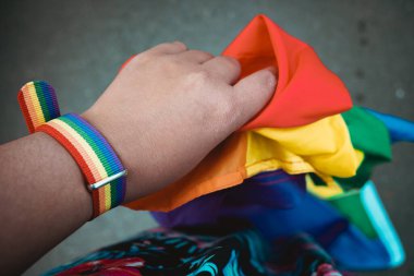 LGBT hakları gösterisinde gay gururlu bir transseksüel kadının eli..