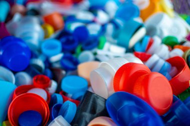 Plastik çöp yığını, çevreyi kirleten gıda ambalajı.