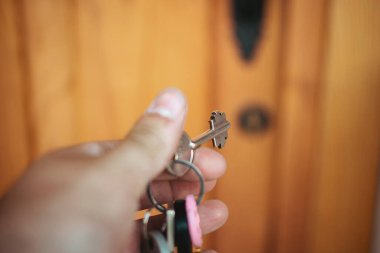 Tatil evi sahibi tarafından açılan kapının kilidinde anahtar var..