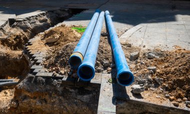 Yeni bir inşaatta elektrik kabloları yerleştirmek için plastik borular.