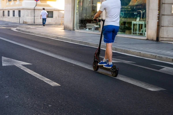 Homem Uma Scooter Elétrica Através Cidade Espaço Cópia Mobilidade Urbana — Fotografia de Stock