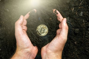 Madenci elinde Bitcoin. Madencilik Altın Bitcoins