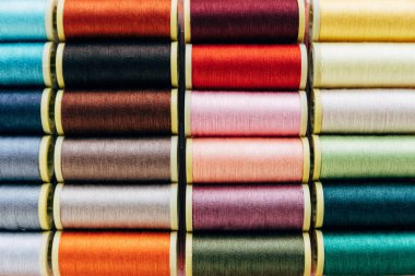 İplikler gökkuşağı gibi dizilir. Üst görünüm.