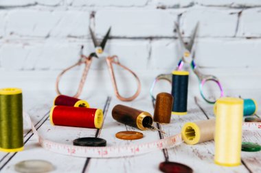 Aksesuarları beyaz masaya dikiyorum.