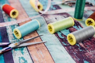 Renk makaralarının ve terzi makaslarının yakın plan görüntüsü