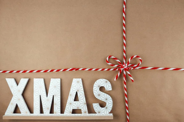 Χριστουγεννιάτικο Κορδόνι Σπάγκο Δεμένο Φιόγκο Χάρτινο Φόντο Κραφτ Χριστουγεννιάτικο Σήμα — Φωτογραφία Αρχείου