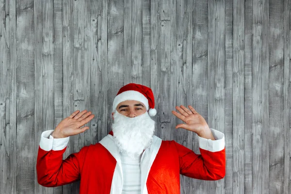 Noel Baba Gibi Giyinmiş Elleri Havada Beyaz Bir Genç Üzerine — Stok fotoğraf