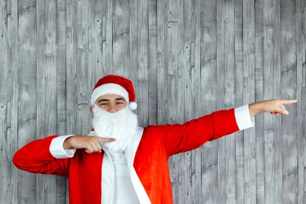 Noel Baba Kılığındaki Genç Beyaz Adam Iki Elini Sağa Doğru — Stok fotoğraf