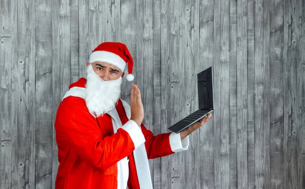 Junger Mann Aus Dem Kaukasus Winkt Als Weihnachtsmann Verkleidet Einem Stockbild