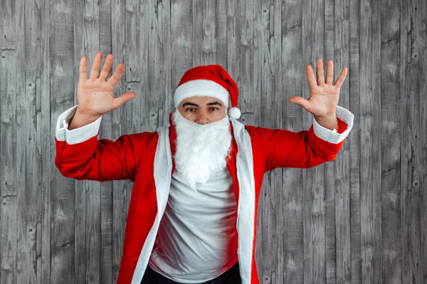 Junger Kaukasier Als Weihnachtsmann Verkleidet Die Hände Die Höhe Gereckt Stockbild