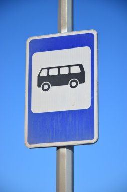 Mavi gökyüzü arkaplanındaki otobüs durağı işareti