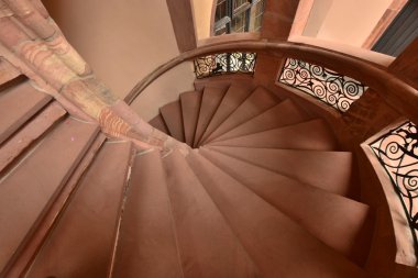 Pencereli bir merdivenin ayrıntıları