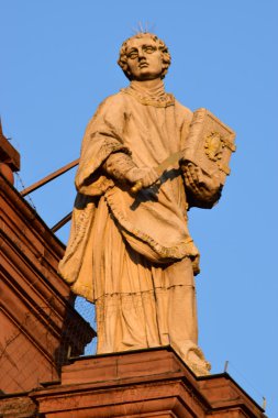 Würzburg, Almanya Neumunsterkirche önündeki bir aziz heykeli