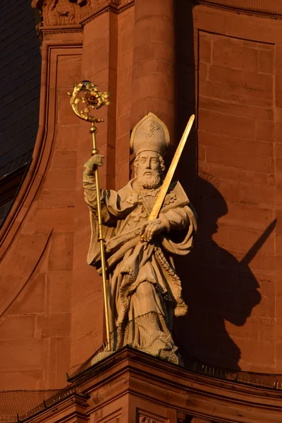 Estátua de um santo na frente do NEUMUNSTERKIRCHE em Wurzburg, Alemanha — Fotografia de Stock