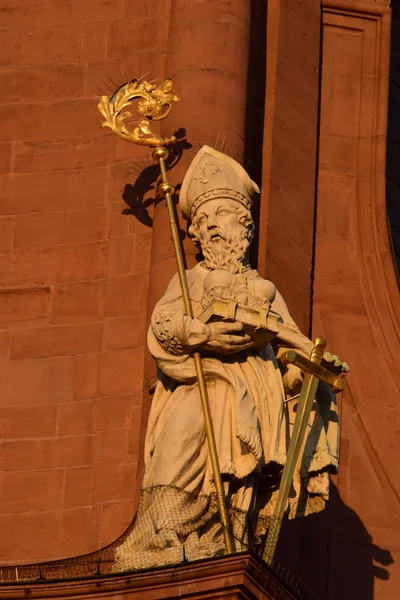 Standbeeld van een heilige aan de voorzijde van de Neumunsterkirche in Würzburg, Duitsland — Stockfoto