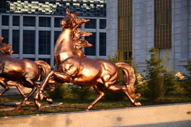 Astana, Kazakistan'ın bir at bronz heykeli
