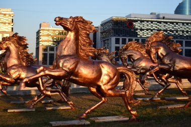 Astana, Kazakistan'ın bir at bronz heykeli