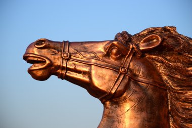 Astana, Kazakistan'ın bir at bronz heykeli