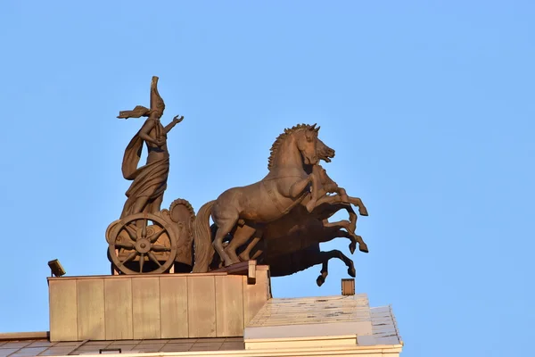Quadriga üst kısmında Astana, Kazakistan'ın yeni Opera Binası