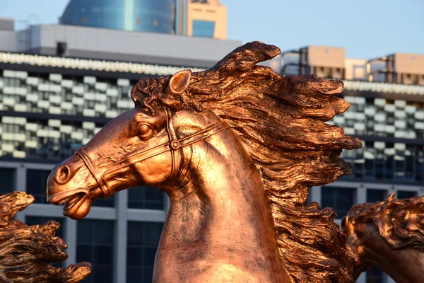 Spiżowa statua konia w Astana, Kazachstan — Zdjęcie stockowe