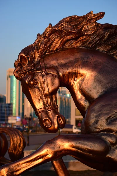 Bronzen beeld van een paard in Astana, Kazakhstan — Stockfoto