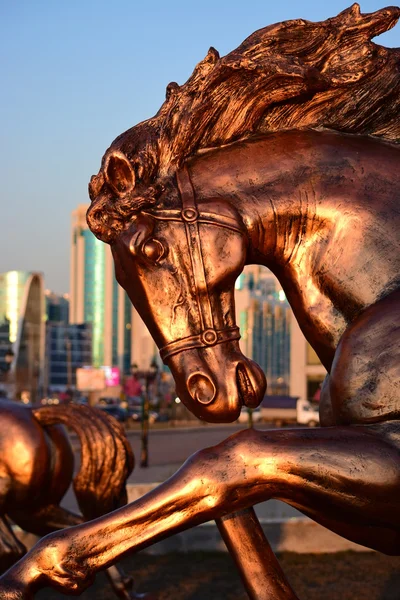 Bronzen beeld van een paard in Astana, Kazakhstan — Stockfoto