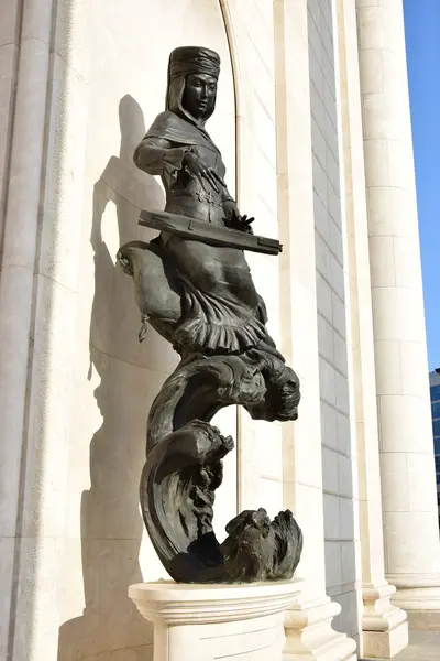 Estatua con un músico tocando un instrumento nacional kazajo — Foto de Stock