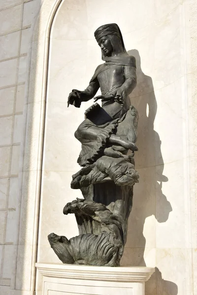 Estatua con un músico tocando un instrumento nacional kazajo — Foto de Stock