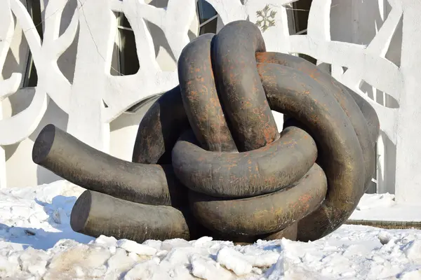 カザフスタンの首都アスタナで金属結び目の彫刻 — ストック写真