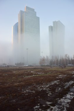 Astana modern binalarda kalın sis içinde