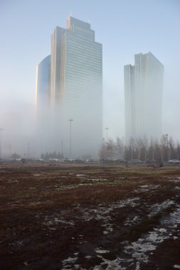 Astana modern binalarda kalın sis içinde