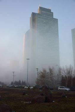 Astana modern binalarda kalın sis içinde